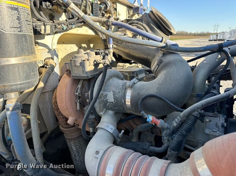 image for item DV1924 2015 Peterbilt 348 roll-off container truck