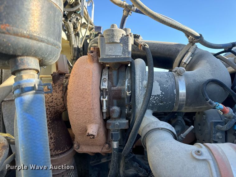 image for item DV1924 2015 Peterbilt 348 roll-off container truck