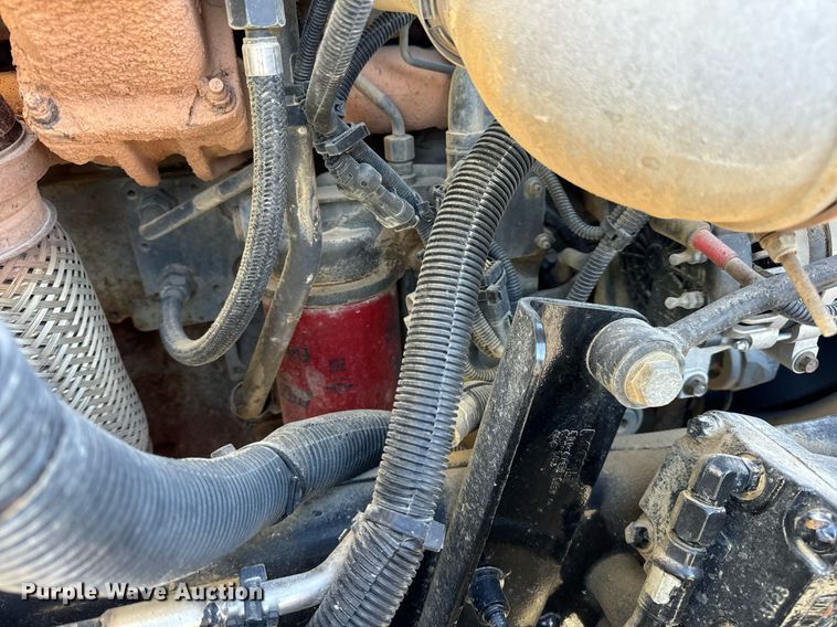 image for item DV1924 2015 Peterbilt 348 roll-off container truck