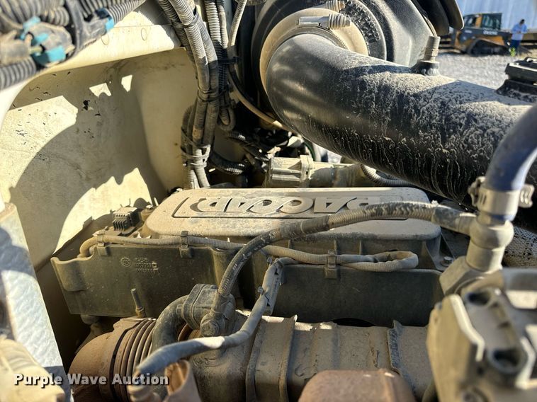 image for item DV1924 2015 Peterbilt 348 roll-off container truck