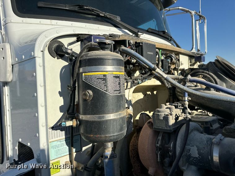 image for item DV1924 2015 Peterbilt 348 roll-off container truck