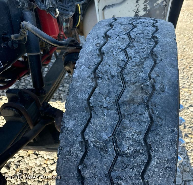 image for item DV1924 2015 Peterbilt 348 roll-off container truck