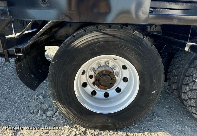 image for item DV1924 2015 Peterbilt 348 roll-off container truck