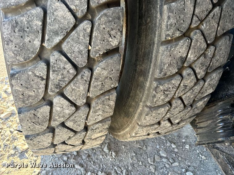 image for item DV1924 2015 Peterbilt 348 roll-off container truck