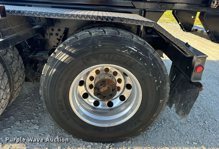 image for item DV1924 2015 Peterbilt 348 roll-off container truck