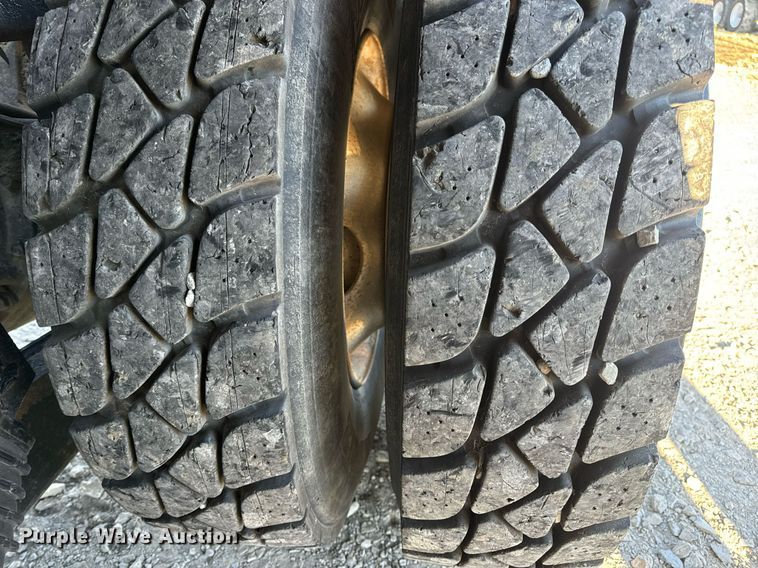 image for item DV1924 2015 Peterbilt 348 roll-off container truck