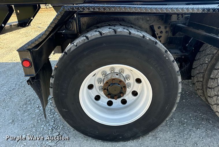 image for item DV1924 2015 Peterbilt 348 roll-off container truck