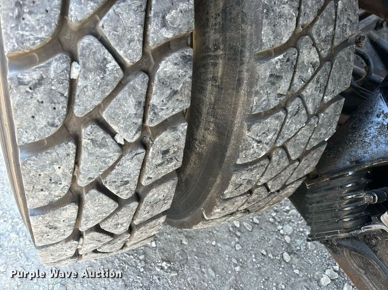 image for item DV1924 2015 Peterbilt 348 roll-off container truck