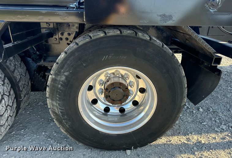 image for item DV1924 2015 Peterbilt 348 roll-off container truck