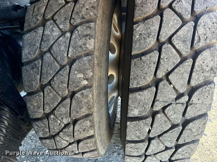 image for item DV1924 2015 Peterbilt 348 roll-off container truck