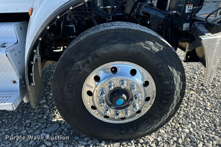 image for item DV1924 2015 Peterbilt 348 roll-off container truck