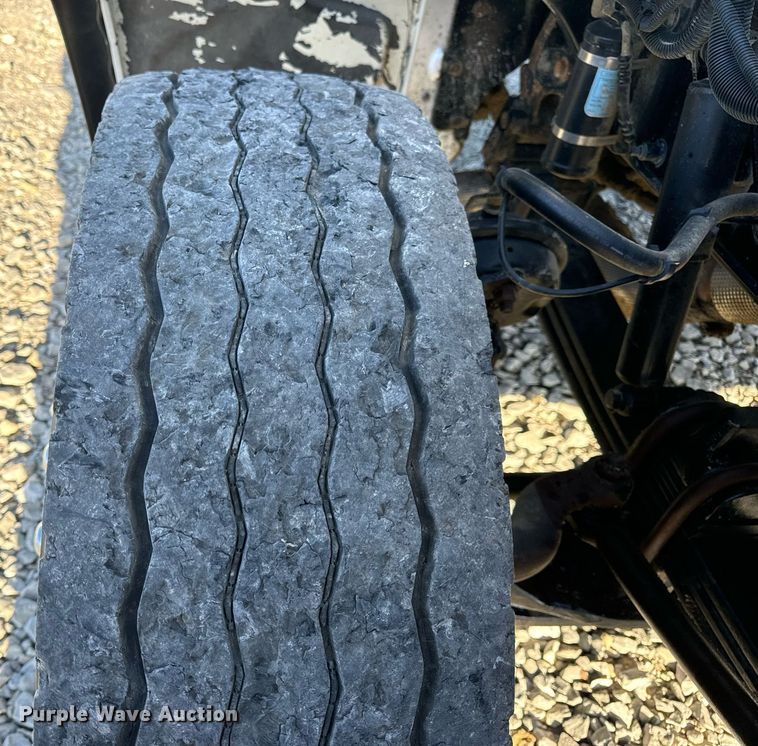 image for item DV1924 2015 Peterbilt 348 roll-off container truck