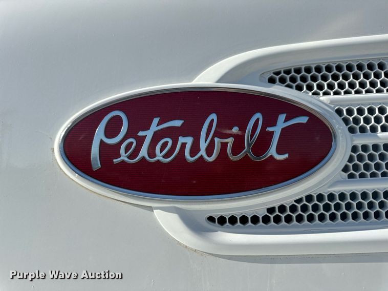 image for item DV1924 2015 Peterbilt 348 roll-off container truck