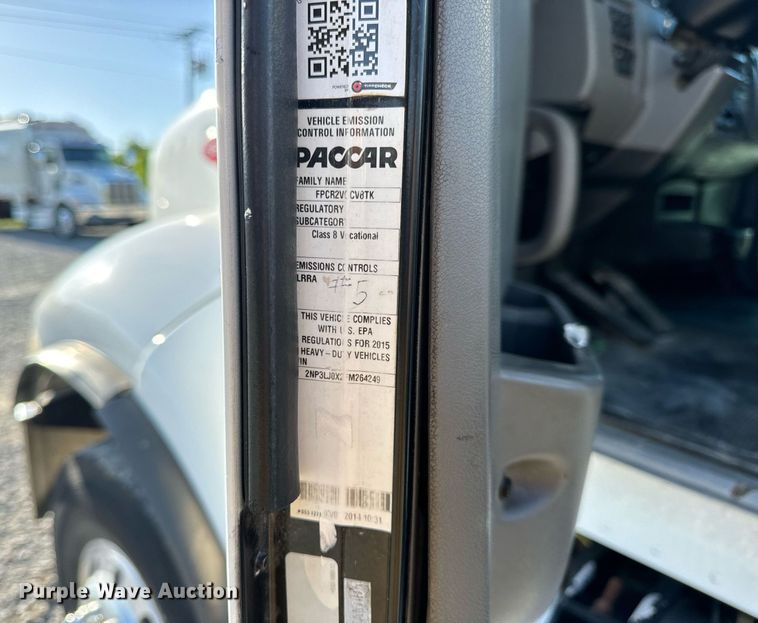 image for item DV1924 2015 Peterbilt 348 roll-off container truck