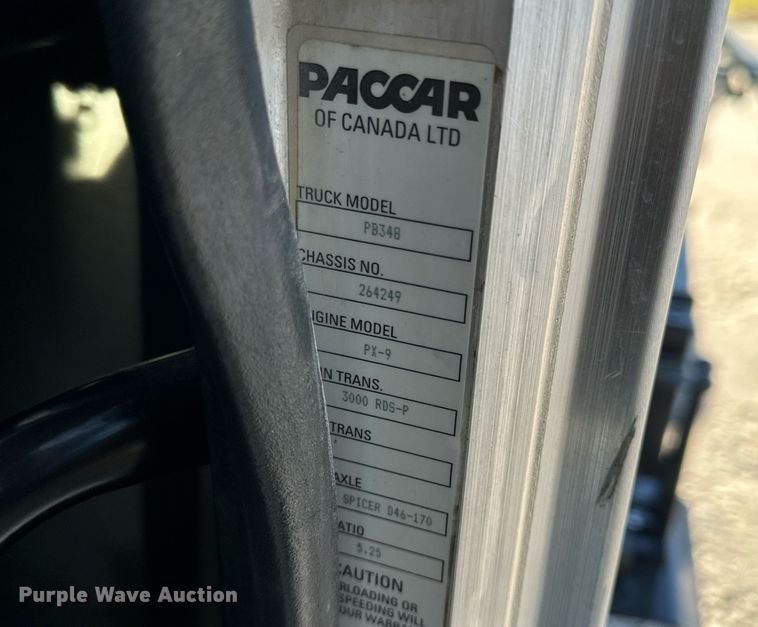 image for item DV1924 2015 Peterbilt 348 roll-off container truck