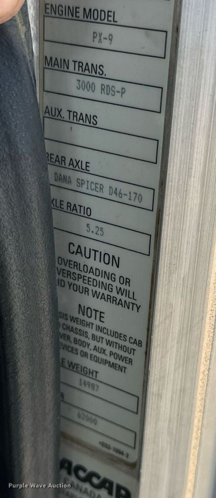 image for item DV1924 2015 Peterbilt 348 roll-off container truck