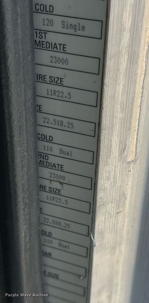 image for item DV1924 2015 Peterbilt 348 roll-off container truck