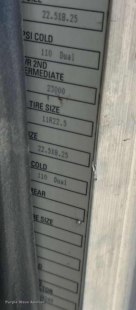 image for item DV1924 2015 Peterbilt 348 roll-off container truck