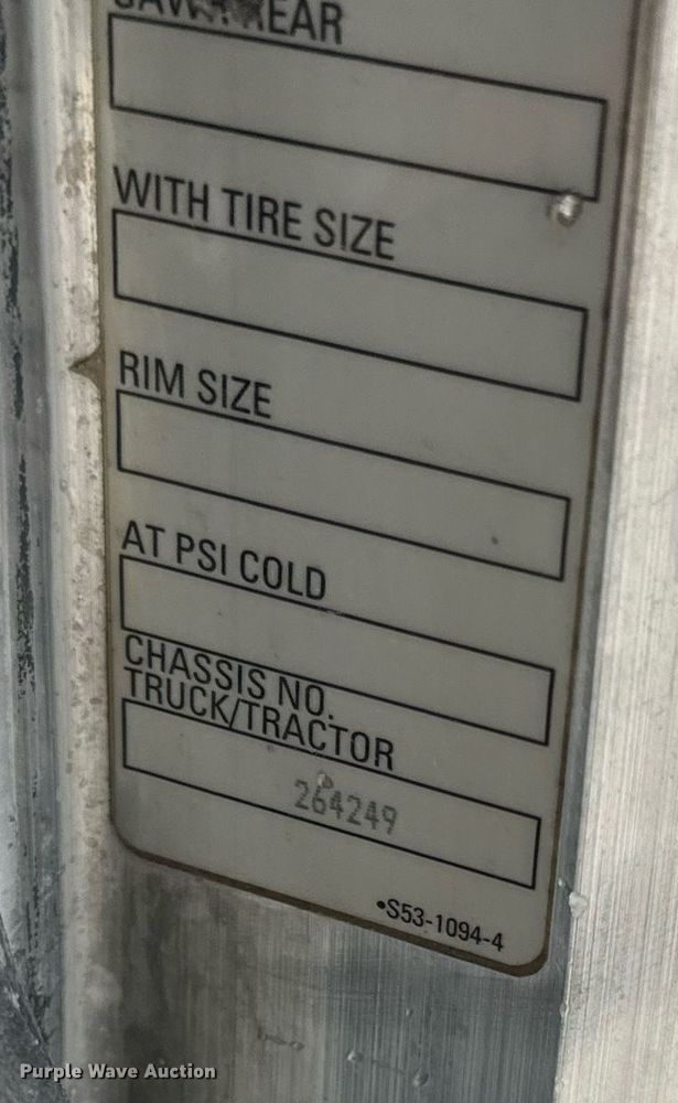 image for item DV1924 2015 Peterbilt 348 roll-off container truck