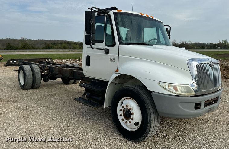 image for item DV1939 2006 International 4300 truck cab and chassis