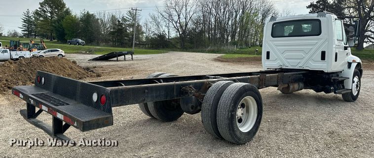 image for item DV1939 2006 International 4300 truck cab and chassis