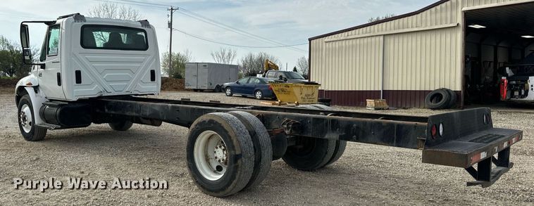 image for item DV1939 2006 International 4300 truck cab and chassis