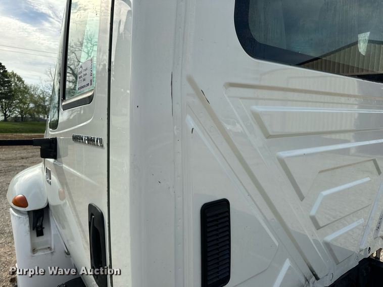 image for item DV1939 2006 International 4300 truck cab and chassis