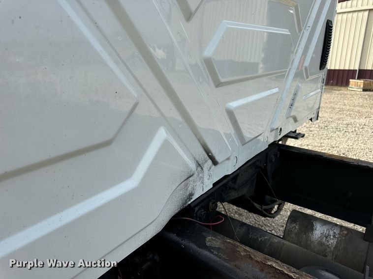 image for item DV1939 2006 International 4300 truck cab and chassis