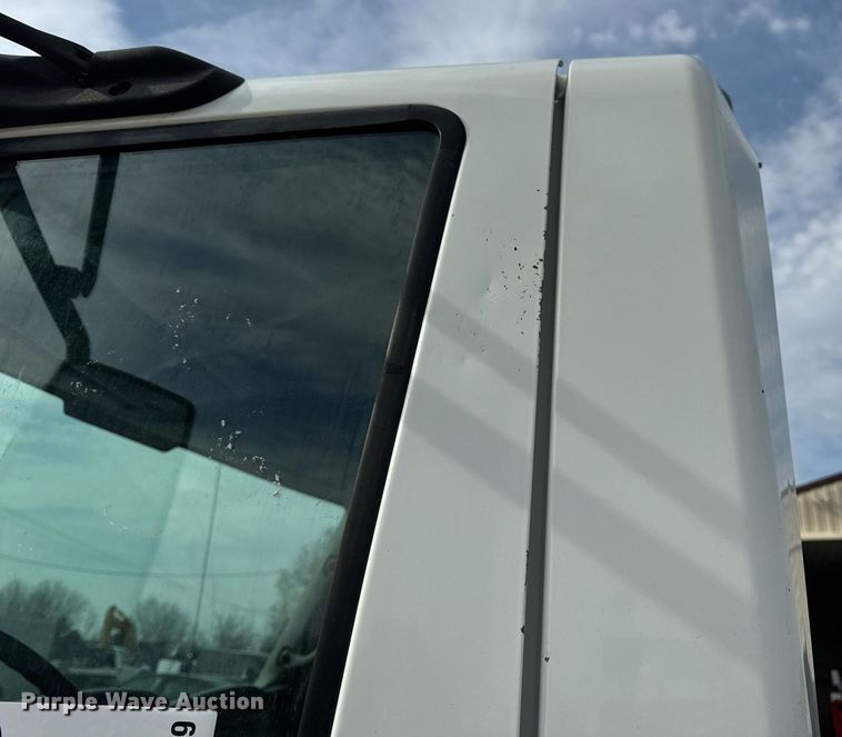 image for item DV1939 2006 International 4300 truck cab and chassis