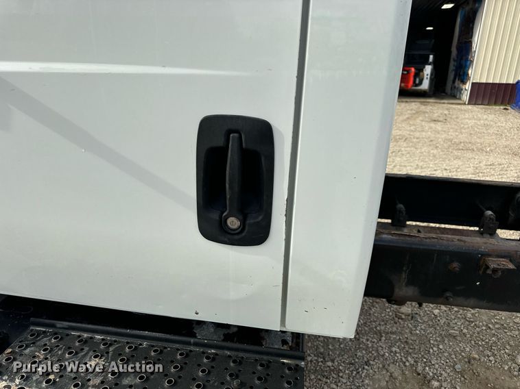 image for item DV1939 2006 International 4300 truck cab and chassis