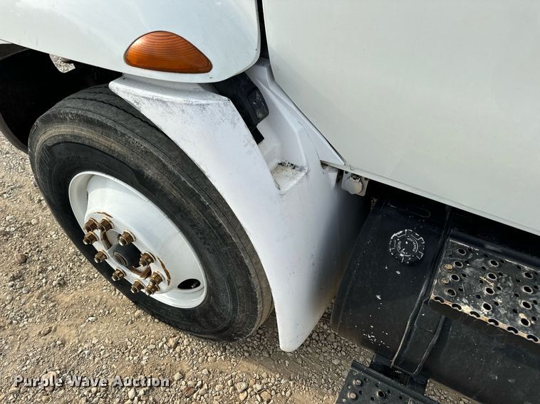 image for item DV1939 2006 International 4300 truck cab and chassis