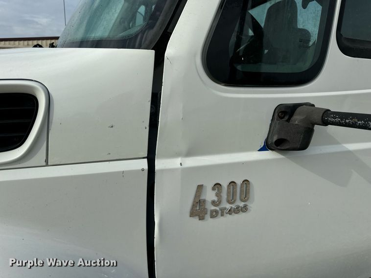 image for item DV1939 2006 International 4300 truck cab and chassis