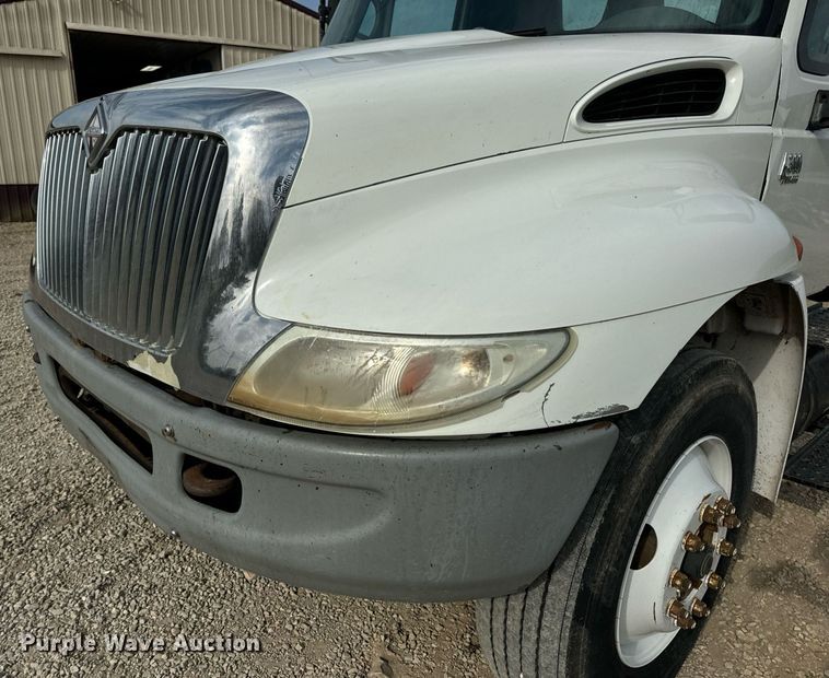image for item DV1939 2006 International 4300 truck cab and chassis