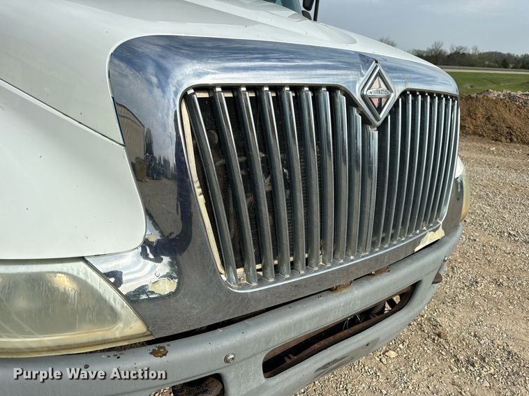 image for item DV1939 2006 International 4300 truck cab and chassis