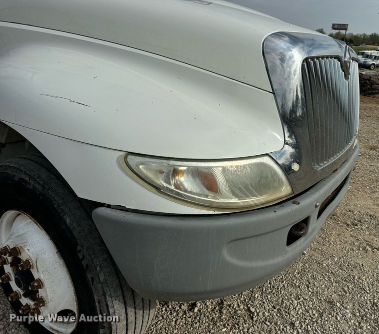 image for item DV1939 2006 International 4300 truck cab and chassis