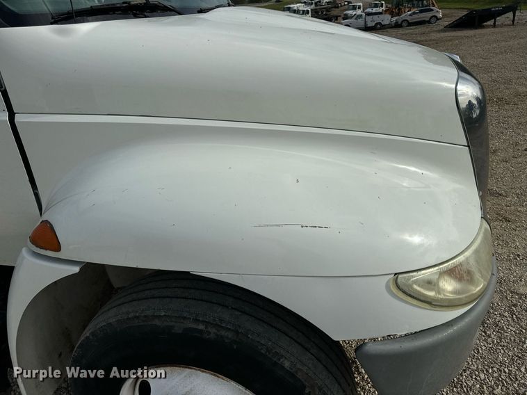 image for item DV1939 2006 International 4300 truck cab and chassis