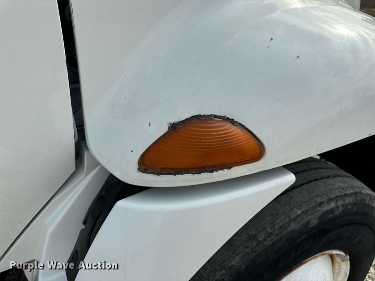 image for item DV1939 2006 International 4300 truck cab and chassis