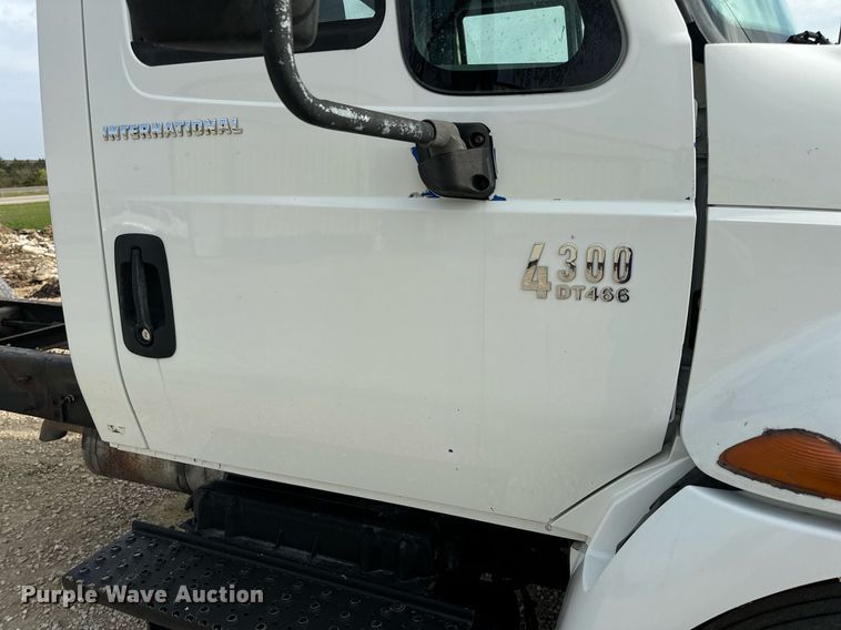 image for item DV1939 2006 International 4300 truck cab and chassis