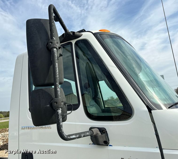 image for item DV1939 2006 International 4300 truck cab and chassis