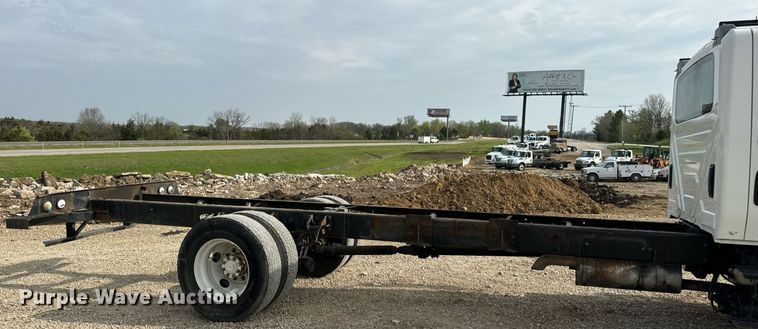 image for item DV1939 2006 International 4300 truck cab and chassis