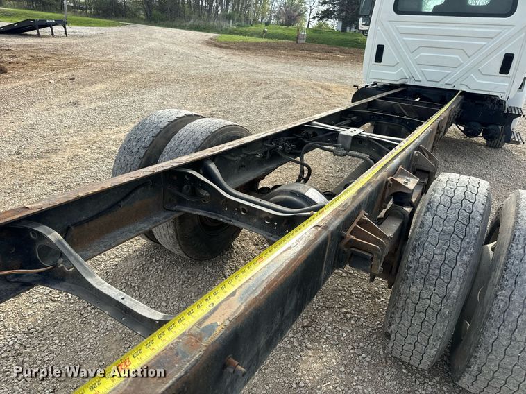 image for item DV1939 2006 International 4300 truck cab and chassis