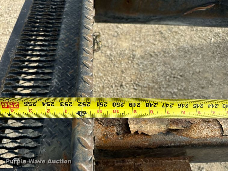 image for item DV1939 2006 International 4300 truck cab and chassis