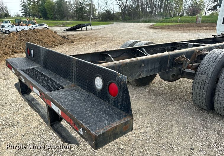 image for item DV1939 2006 International 4300 truck cab and chassis