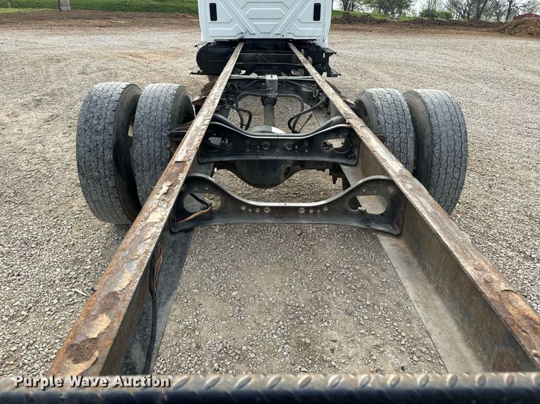 image for item DV1939 2006 International 4300 truck cab and chassis