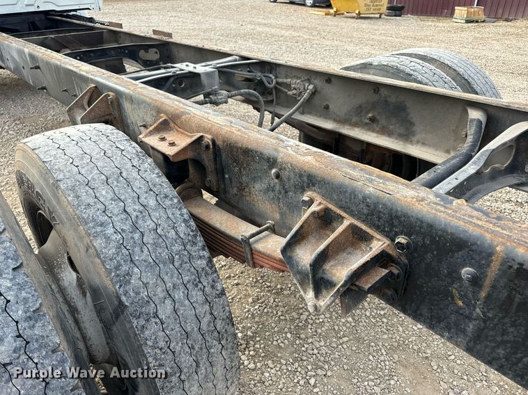 image for item DV1939 2006 International 4300 truck cab and chassis