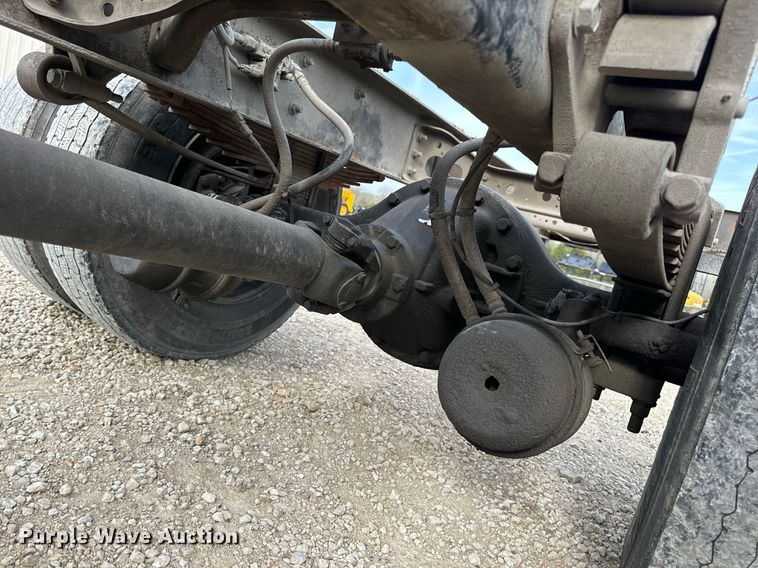 image for item DV1939 2006 International 4300 truck cab and chassis