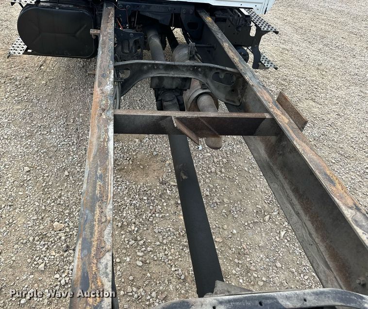 image for item DV1939 2006 International 4300 truck cab and chassis