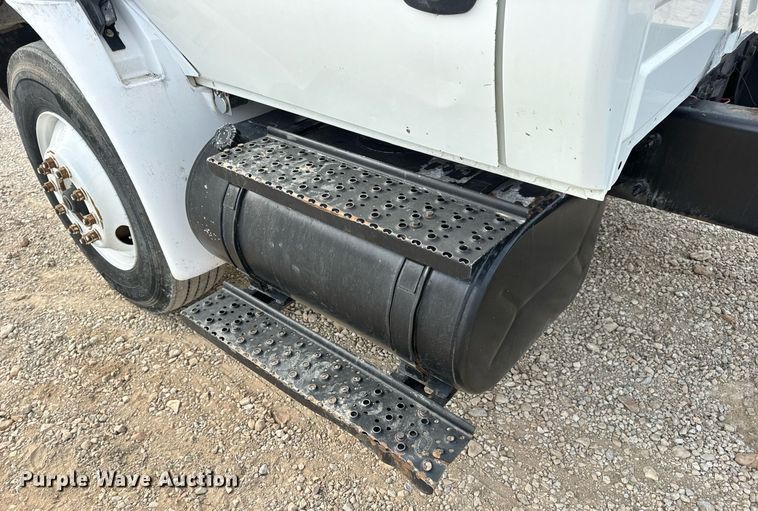 image for item DV1939 2006 International 4300 truck cab and chassis