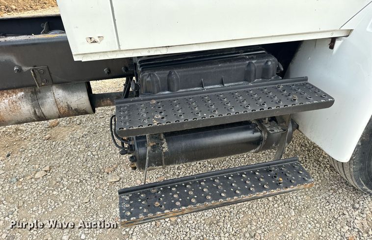 image for item DV1939 2006 International 4300 truck cab and chassis