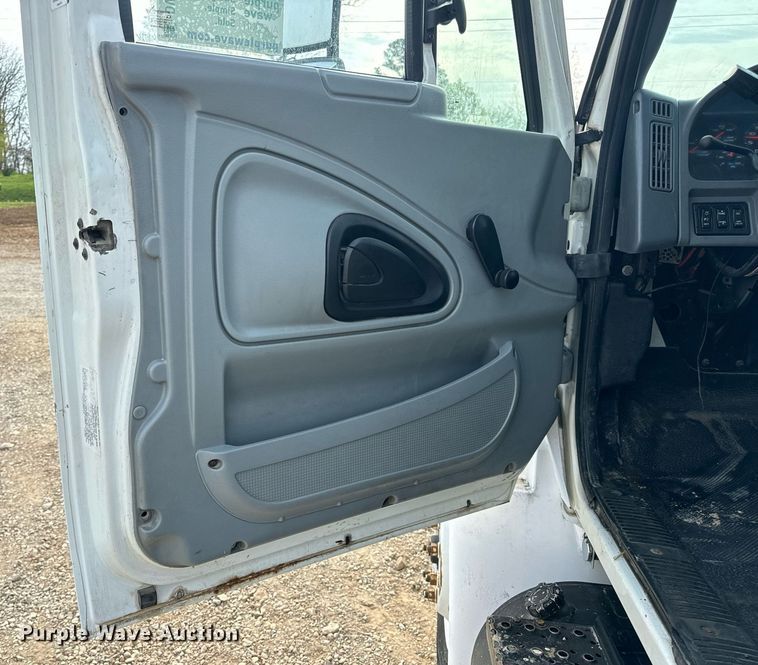 image for item DV1939 2006 International 4300 truck cab and chassis